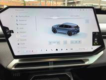 17,9palcová obrazovka je zešikmená tak, aby co nejlépe předávala informace řidiči. Grafika i plynulost systému jsou naprosto bez výhrad.