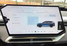 Elektrické SUV má několik jízdních režimů, v jejichž rámci lze nastavit třeba i charakteristiku řízení nebo sílu rekuperace.