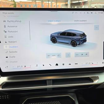17,9palcová obrazovka je zešikmená tak, aby co nejlépe předávala informace řidiči. Grafika i plynulost systému jsou naprosto bez výhrad.