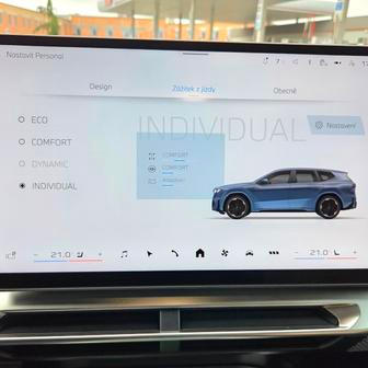 Elektrické SUV má několik jízdních režimů, v jejichž rámci lze nastavit třeba i charakteristiku řízení nebo sílu rekuperace.