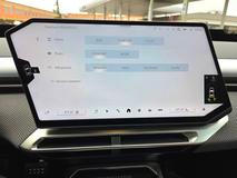 Nicméně rekuperaci nikdy úplně nevypnete, nejvíce se k tomu blíží adaptivní režim, v němž na dálnici umí iX3 i plachtit.