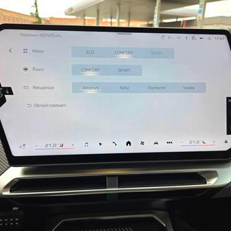 Nicméně rekuperaci nikdy úplně nevypnete, nejvíce se k tomu blíží adaptivní režim, v němž na dálnici umí iX3 i plachtit.