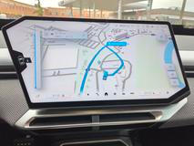 Navigace má velmi povedenou a detailní grafiku, navíc s malým historickým BMW, které slouží jako ukazatel, kam se přesně vydat. Předehřev baterie se při nastavení nabíjecí stanice jako cíle cesty zapne sám, případně jej lze aktivovat i ručně.