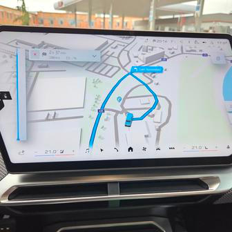 Navigace má velmi povedenou a detailní grafiku, navíc s malým historickým BMW, které slouží jako ukazatel, kam se přesně vydat. Předehřev baterie se při nastavení nabíjecí stanice jako cíle cesty zapne sám, případně jej lze aktivovat i ručně.