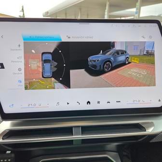 360stupňová kamera je součástí volitelného paketu, standardně má iX3 „jen“ couvací kameru.