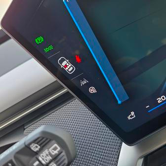 Velkou pochvalu zaslouží jízdní asistenty, které jsou nastavené velice citlivě. A navíc, třeba upozornění na překročení rychlosti lze vypnout jediným kliknutím na boku centrální obrazovky.