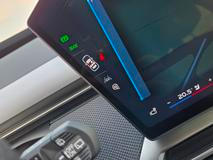 Velkou pochvalu zaslouží jízdní asistenty, které jsou nastavené velice citlivě. A navíc, třeba upozornění na překročení rychlosti lze vypnout jediným kliknutím na boku centrální obrazovky.