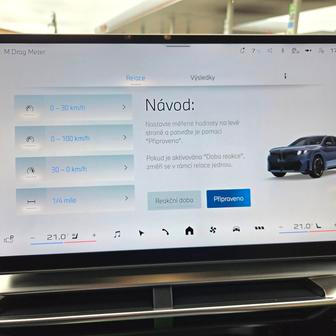 Na uzavřené trati dokonce umí auto zaznamenat i čas potřebný ke zrychlení na různé vzdálenosti.