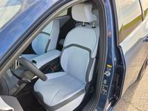 Volitelná sportovní sedadla mají skvělé boční vedení a jsou pohodlná, uvítali bychom ale možná jiné tvarování opěrky hlavy.