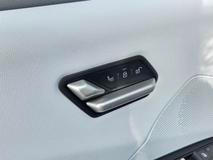 Elektrické nastavování sedaček je ve dveřích, nikoliv na boku sedadla.