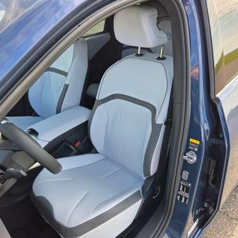 Volitelná sportovní sedadla mají skvělé boční vedení a jsou pohodlná, uvítali bychom ale možná jiné tvarování opěrky hlavy.