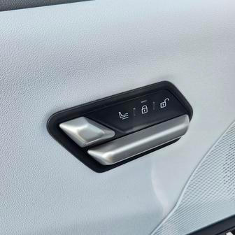 Elektrické nastavování sedaček je ve dveřích, nikoliv na boku sedadla.