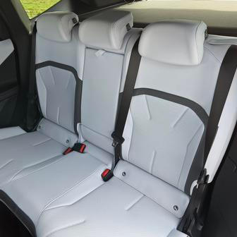 Vzadu potěší nejen prostor před koleny a nad hlavou, ale také rovná podlaha, která proto neomezuje ani cestujícího uprostřed.