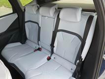 Vzadu potěší nejen prostor před koleny a nad hlavou, ale také rovná podlaha, která proto neomezuje ani cestujícího uprostřed.