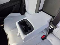 Pokud vzadu cestujete nanejvýš ve dvou, můžete si z prostředního opěradla vyklopit loketní opěrku.