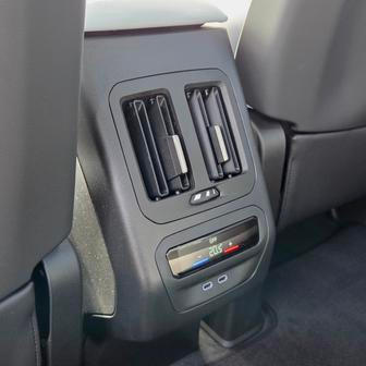 Třetí zóna automatické klimatizace je za příplatek.