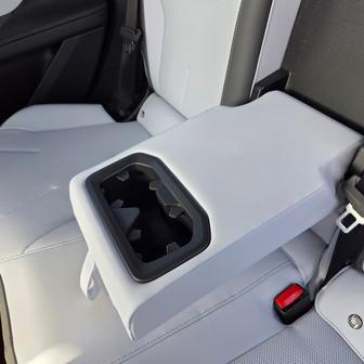 Pokud vzadu cestujete nanejvýš ve dvou, můžete si z prostředního opěradla vyklopit loketní opěrku.