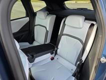 Opěradlo prostředního sedadla lze navíc sklopit a vytvořit tak třeba průvlak na lyže.