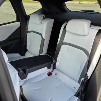 Opěradlo prostředního sedadla lze navíc sklopit a vytvořit tak třeba průvlak na lyže.