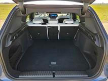 520 litrů je ve třídě slušný standard. BMW potěší pravidelným tvarem.