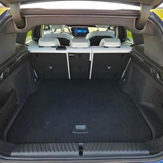 520 litrů je ve třídě slušný standard. BMW potěší pravidelným tvarem.