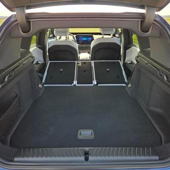 Po sklopení zadních opěradel vznikne rovná ložná plocha o objemu 1750 litrů.