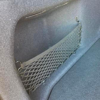 Na boku najdete praktickou a objemnou síťku.