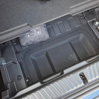 Další prostor navíc je pod dvojitou podlahou.