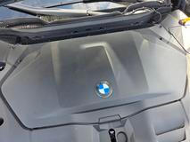 Pod přední kapotou je na první pohled jen plast.