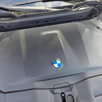 Pod přední kapotou je na první pohled jen plast.