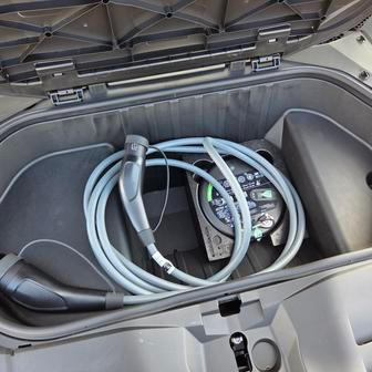 Pohodlně do něj složíte nabíjecí kabely a další drobnosti, které nechcete mít v zadním kufru.