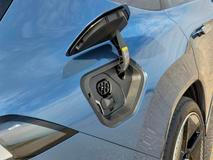 Víčko nabíjecího portu se ovládá elektricky. Maximální nabíjecí výkon na AC stojanu je 11 a za příplatek 22 kW, u DC stojanu je to 400 kW.