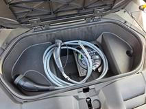 Pohodlně do něj složíte nabíjecí kabely a další drobnosti, které nechcete mít v zadním kufru.