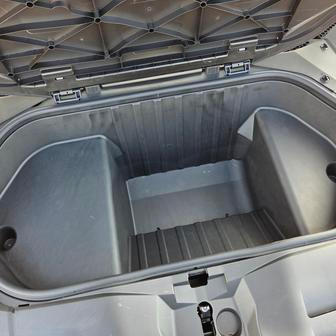 Nicméně pod ním se ukrývá 58litrový frunk, tedy přední kufr.