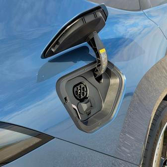 Víčko nabíjecího portu se ovládá elektricky. Maximální nabíjecí výkon na AC stojanu je 11 a za příplatek 22 kW, u DC stojanu je to 400 kW.