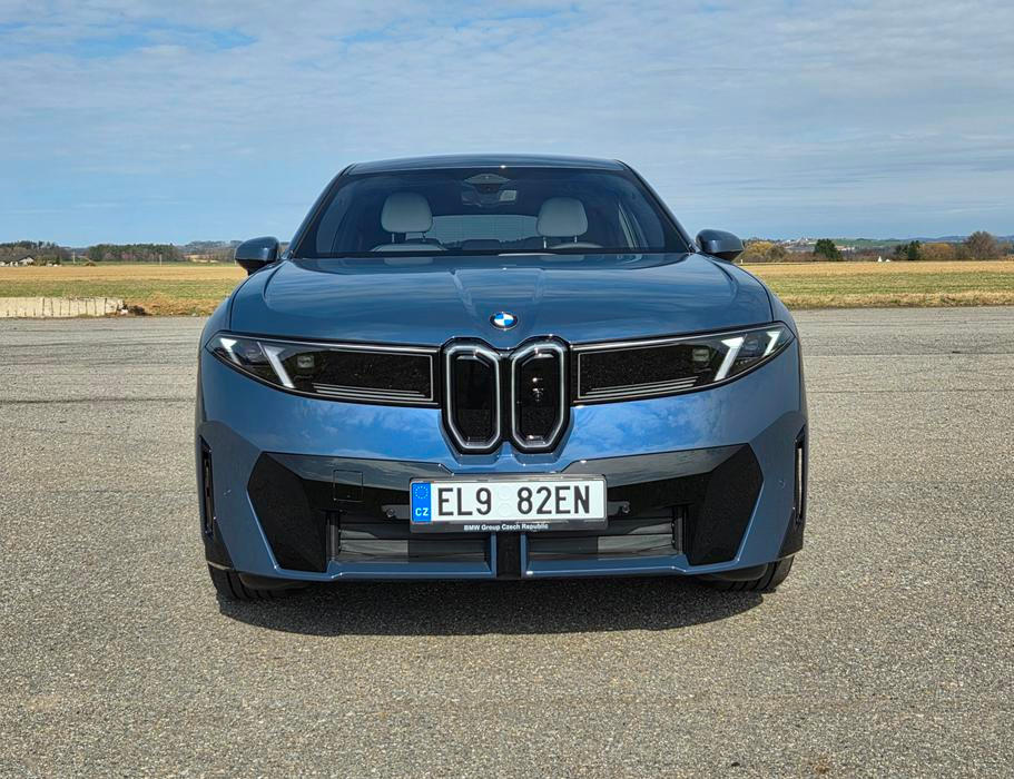 Přitom je to překvapivě dostupný prémiový elektromobil: v základu vychází na 1 725 100 korun.