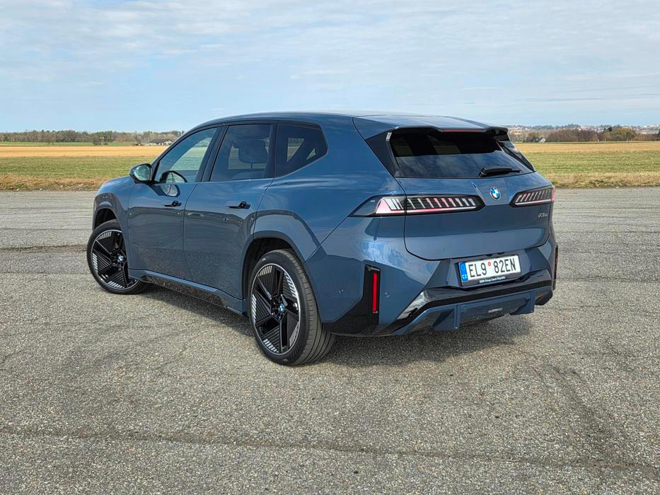 Zatím jediné dostupné provedení je čtyřkolka se dvěma elektromotory a celkem 345 kW. Z 0 na 100 km/h zrychlí SUV za 4,9 vteřiny.