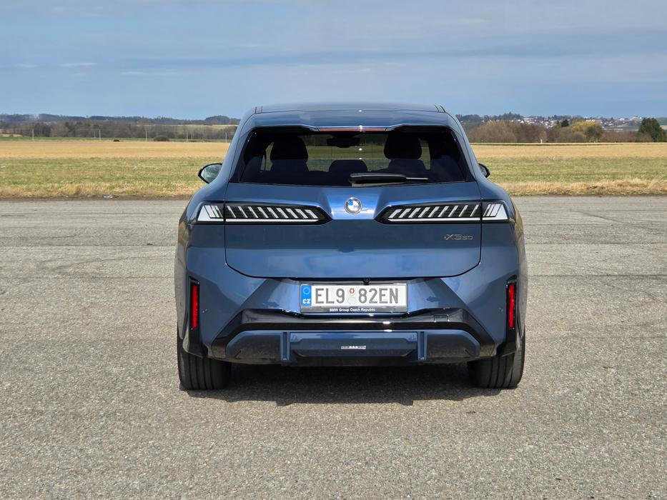 Testovaná verze s M paketem a dalšími příplatky už ale přesahuje dvoumilionovou hranici. Brzy nicméně přijede i levnější zadokolka.