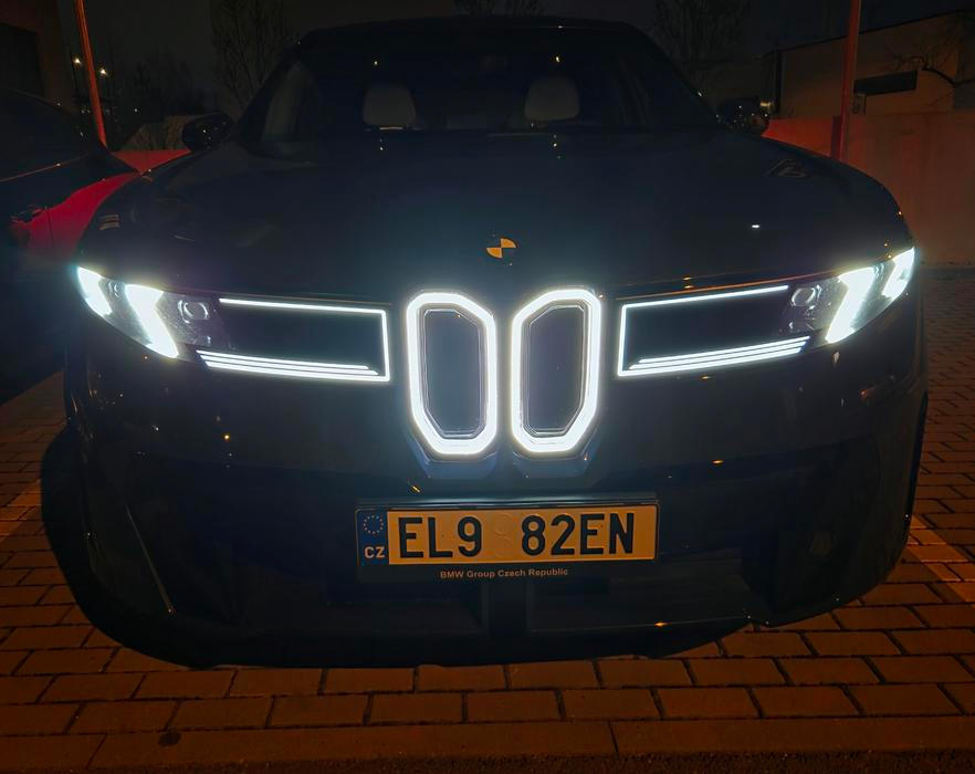 Volitelný paket Iconic Glow mimo jiné s podsvícenými ledvinkami vynikne hlavně v noci.