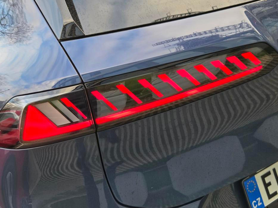 Skupinová světla mají zajímavou grafiku, nicméně dohromady s tvarováním zadní části nemusí BMW z tohoto úhlu sednout každému.