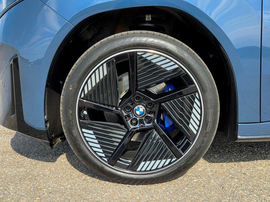 Takto vypadají volitelná 21palcová kola. I na nich je iX3 překvapivě velmi komfortní.