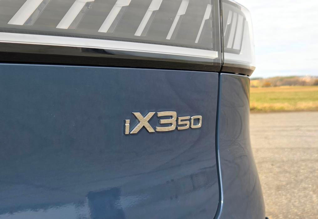 Verze 50 xDrive je zatím jedinou v Česku dostupnou. Brzy ale nabídku iX3 obohatí i levnější a slabší zadokolka.