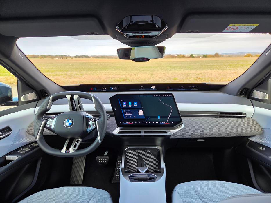 17,9palcový zkosený displej vyžaduje zvyk, ale za jízdy oceníte, že právě díky zkosení neubírá auto tolik z předávaných informací řidiči.