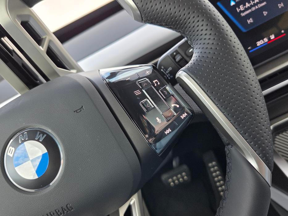 Ačkoliv nevypadají, tlačítka na volantu mají haptickou odezvu.