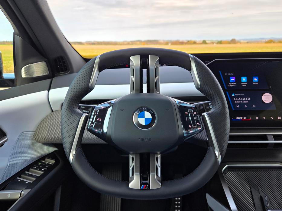 Volant sice designově nemusí sednout každému, drží se ale skvěle. Věnec je široký „tak akorát“, k tomu je vykrojení na ideálním místě.