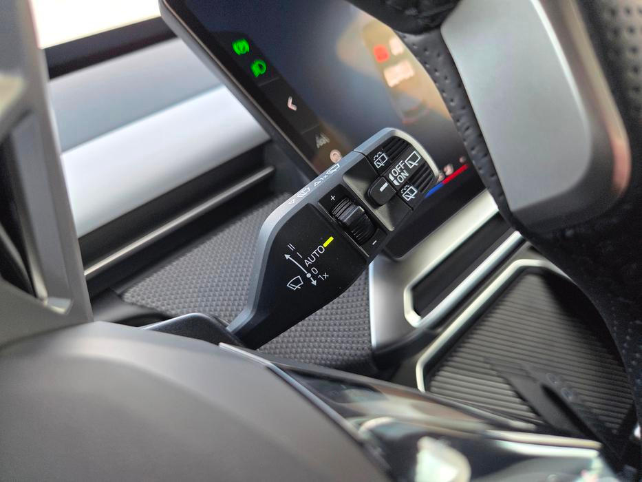 Jen páčky pod volantem působí oproti zbytku kabiny možná trochu lacině.