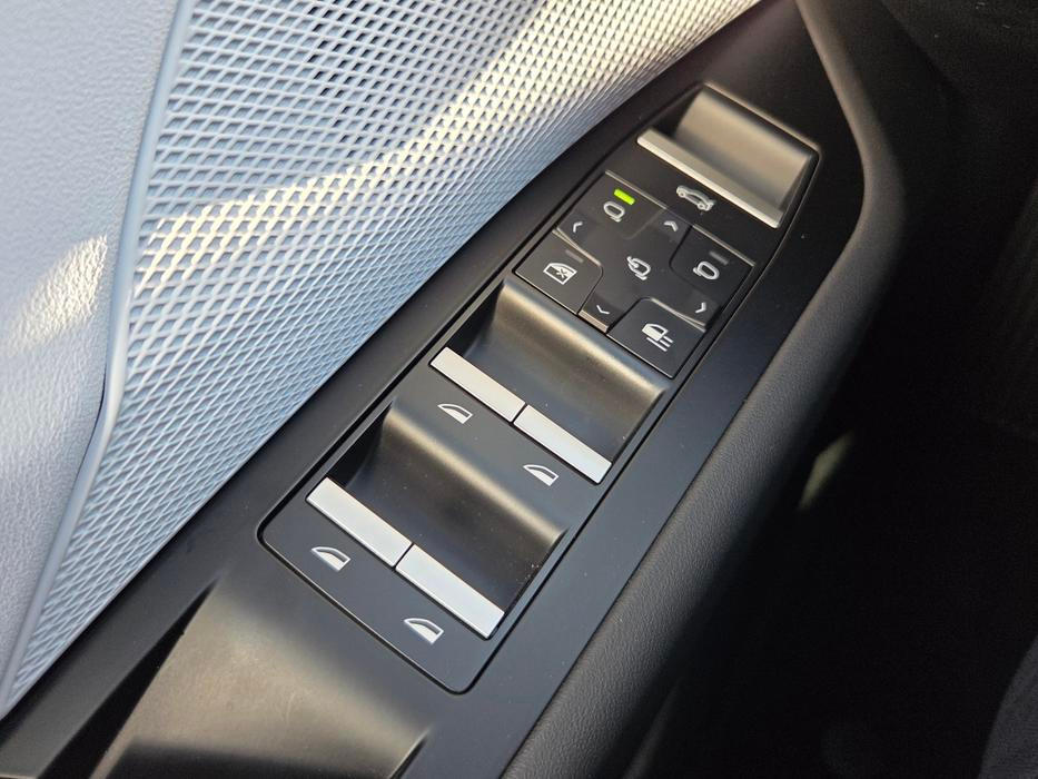 Žádné dotykové plochy, žádné novátorské ovládání jako u spalovací X3. Elektrická iX3 je, co se týká ovládání oken a zrcátek, věrná klasice.