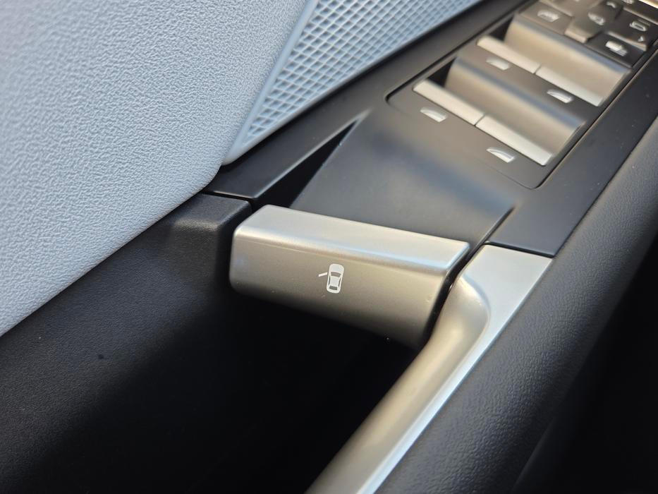 Na podobné vnitřní kliky dveří bude potřeba si zvyknout.