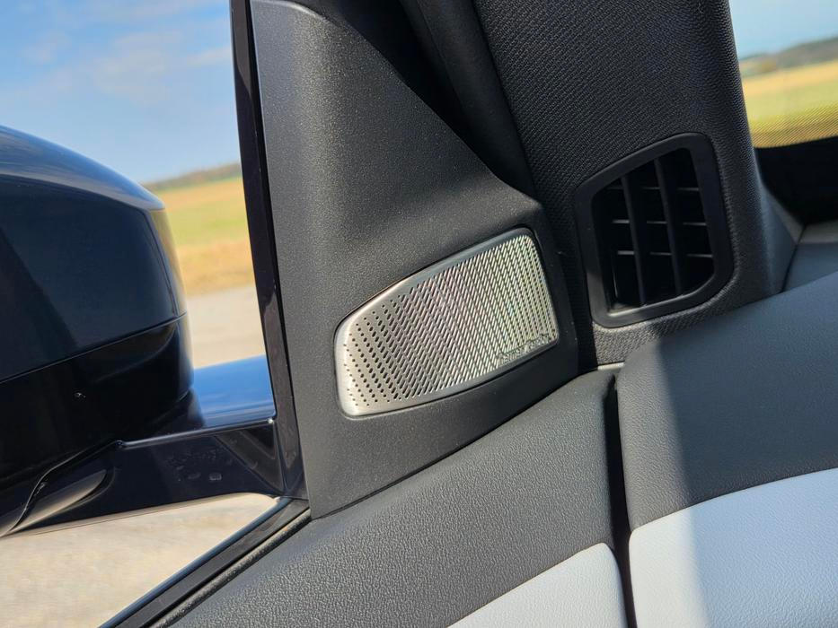 Volitelné audio Harman Kardon nabízí nadprůměrný audiozážitek.