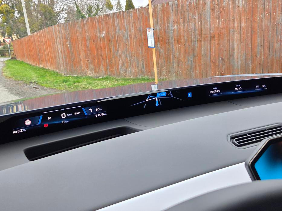 Největší inovací je pět centimetrů vysoký BMW Panoramic Vision, což je černý pás na čelním skle, na který se promítají nejrůznější informace. K dispozici jsou přednastavená zobrazení třeba s navigací, ale i možnost si zvolit, co přesně má auto ukazovat.